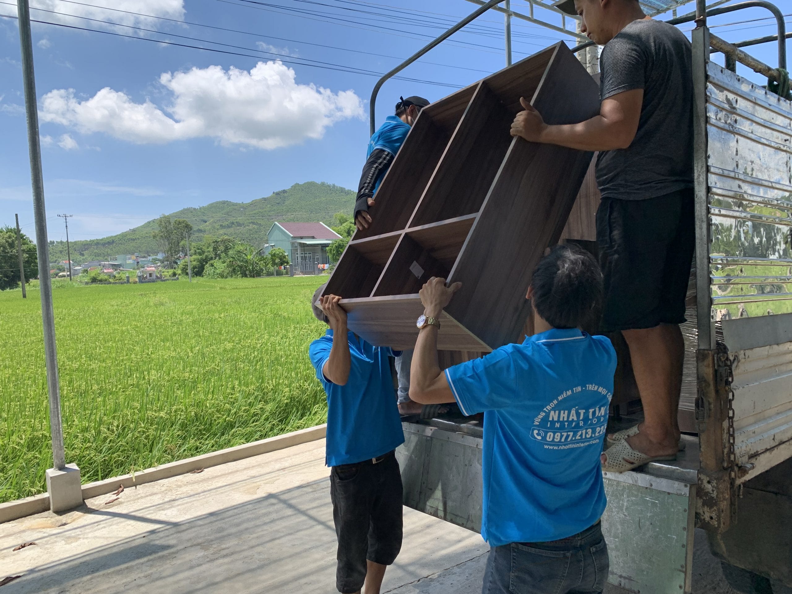 Theo dõi quá trình thi công nội thất để đảm bảo đúng tiến độ và chất lượng đã đề ra