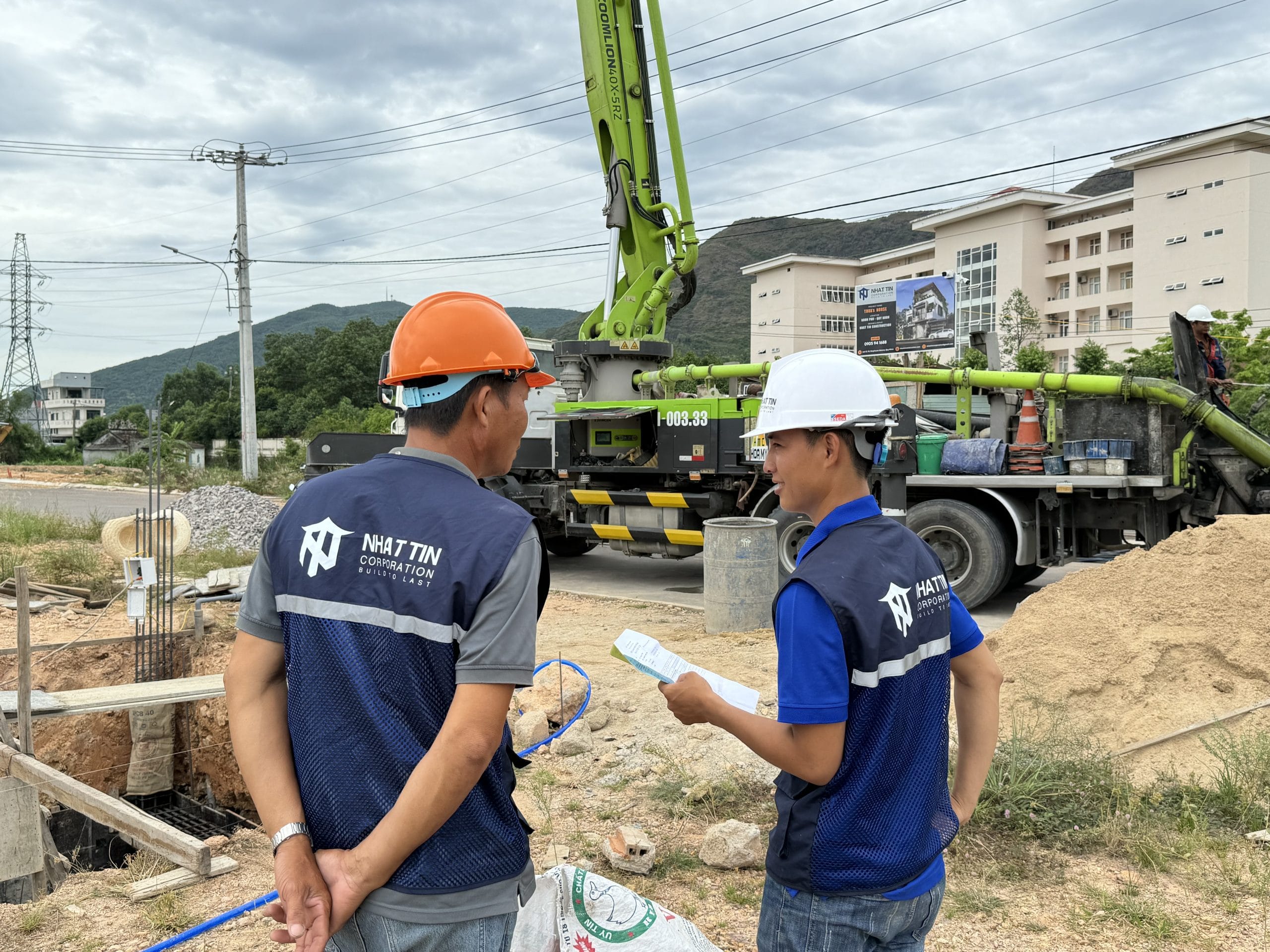 Đội ngũ kỹ sư xây dựng của Nhất Tín tại công trình