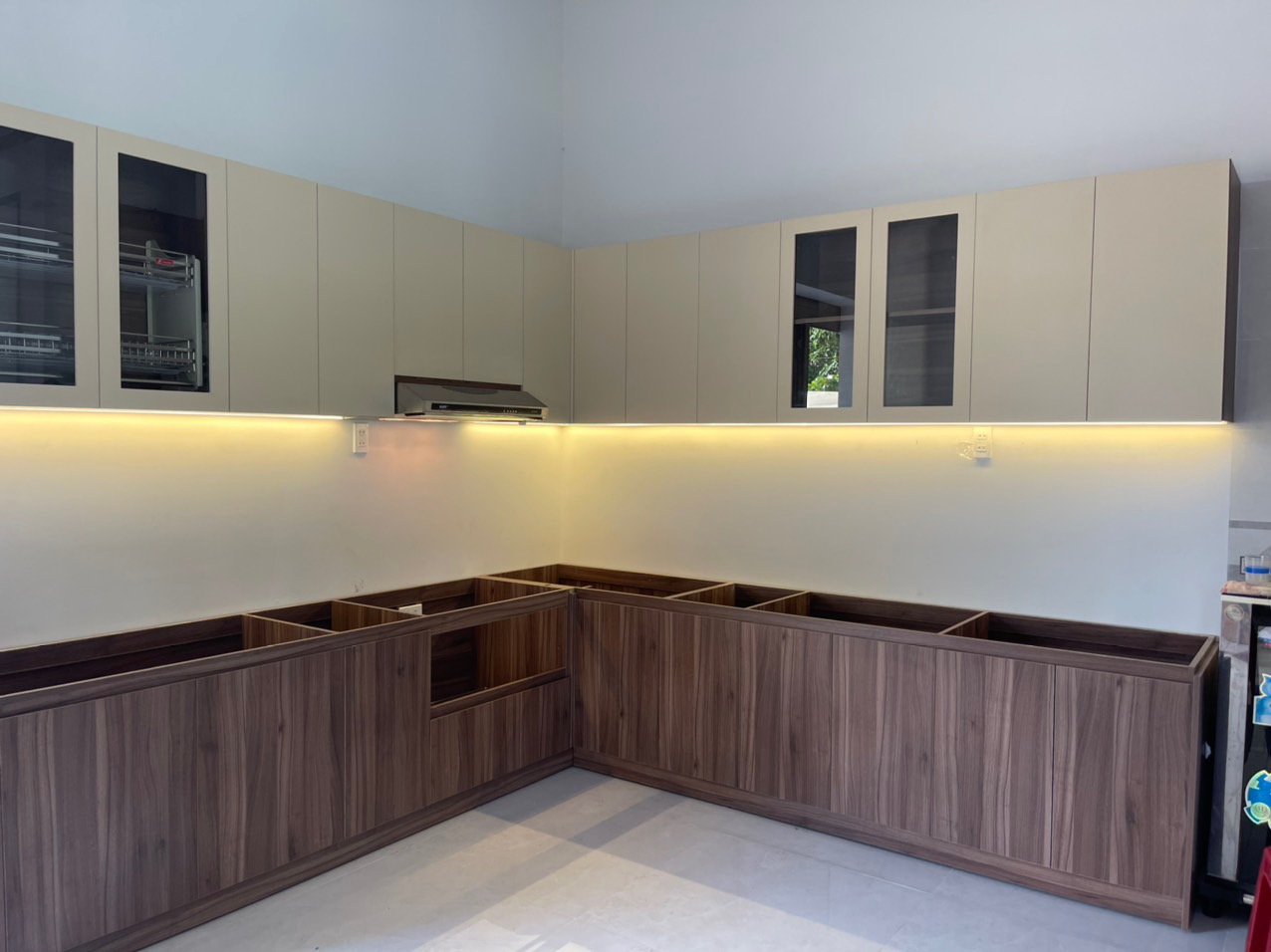 Cải tạo nhà bếp với hệ tủ L và tiến hành ốp tấm lam giả gỗ ở khu vực bếp mang lại không gian ấm áp cho mỗi bữa ăn