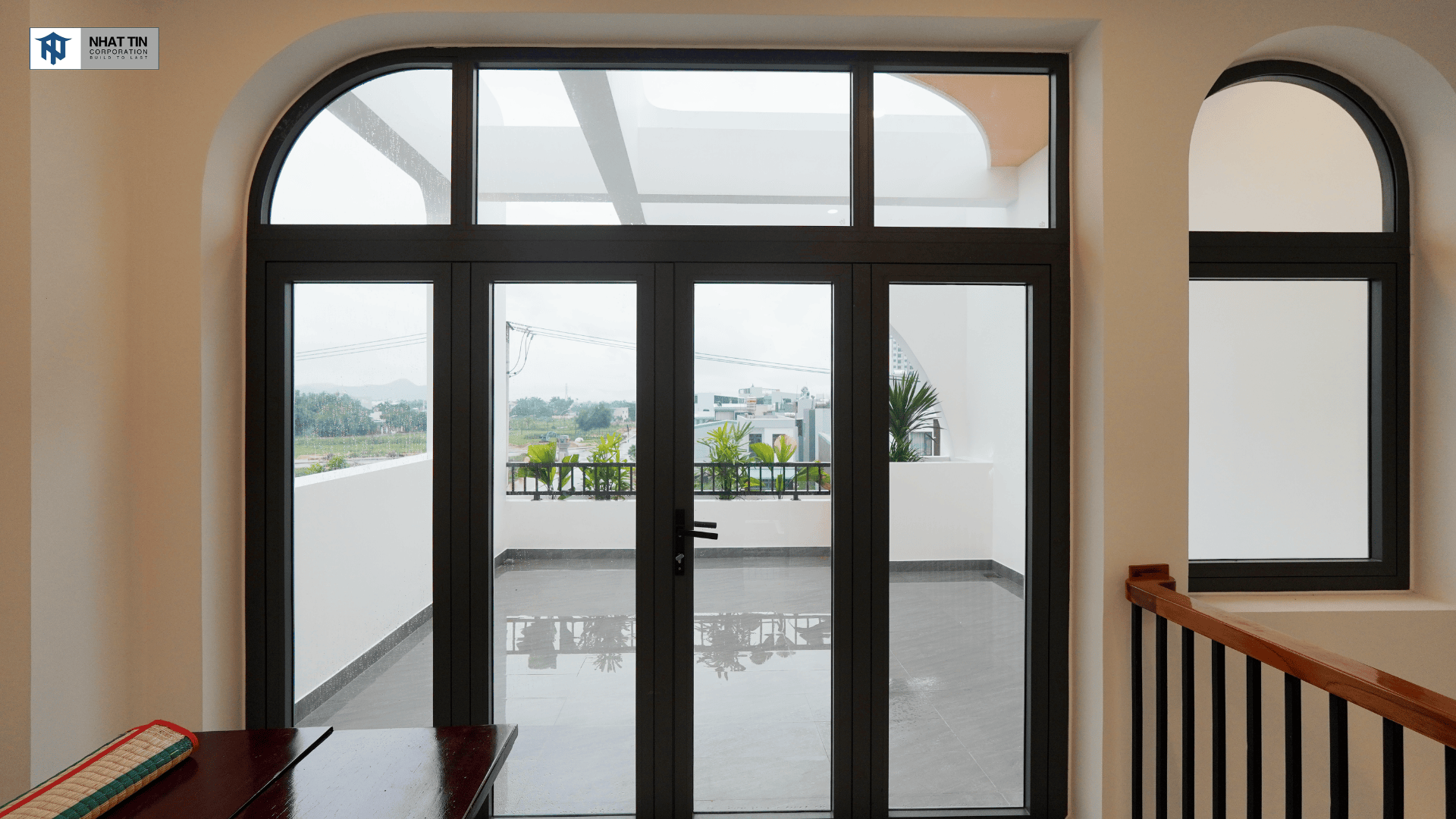 Nhờ thiết kế các hệ của kính thông minh, giúp tối ưu ánh sáng và gió tự nhiên cho mọi vị trí trong nhà