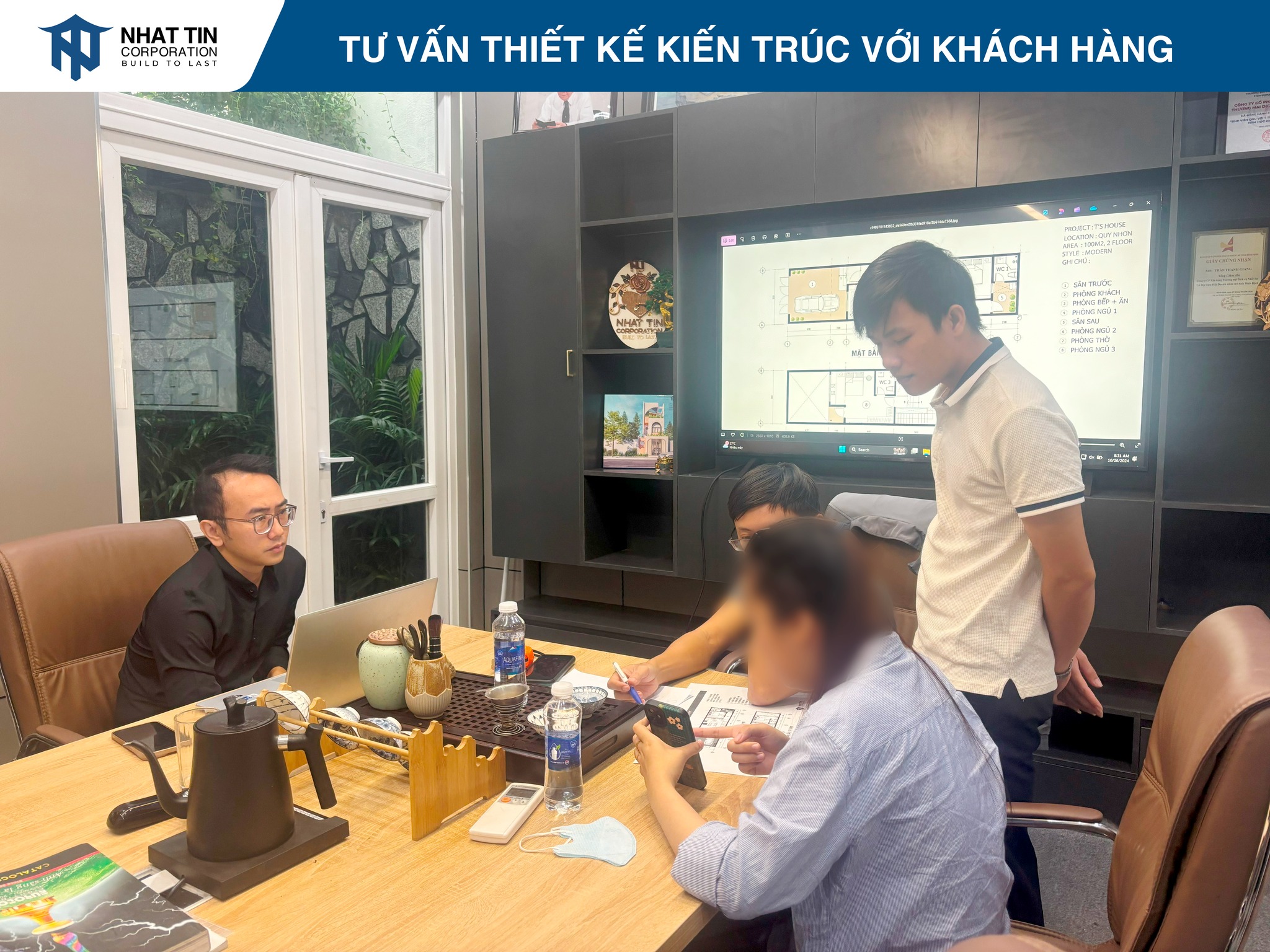 Đội ngũ KTS Nhất Tín tư vấn thiết kế nhà với khách hàng