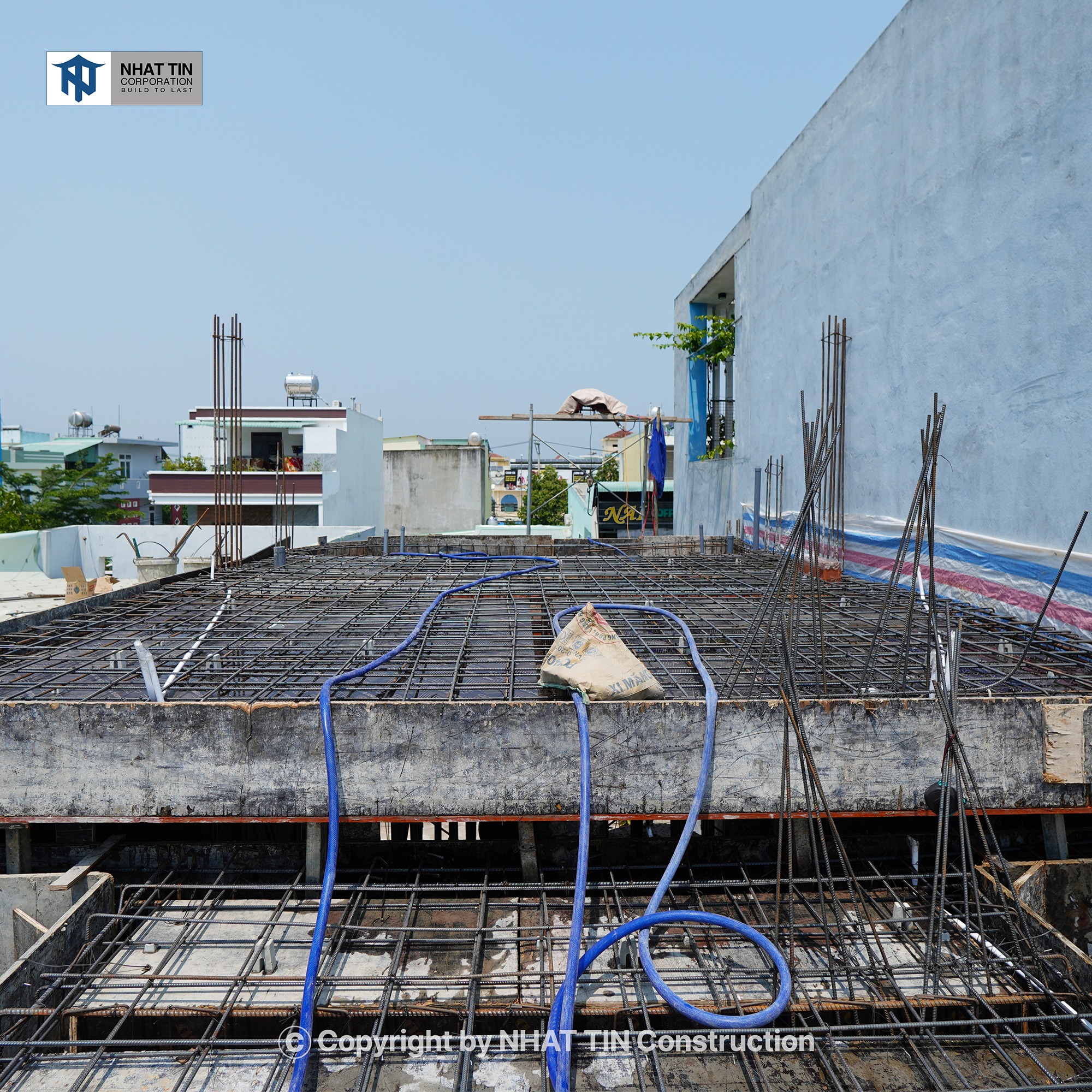 [ XÂY NHÀ TRỌN GÓI BÌNH ĐỊNH] Kỹ sư giám sát tiến hành kiểm tra chặt chẽ hệ thống cốt thép trước khi đổ bê tông, đảm bảo đúng tiêu chuẩn kỹ thuật.