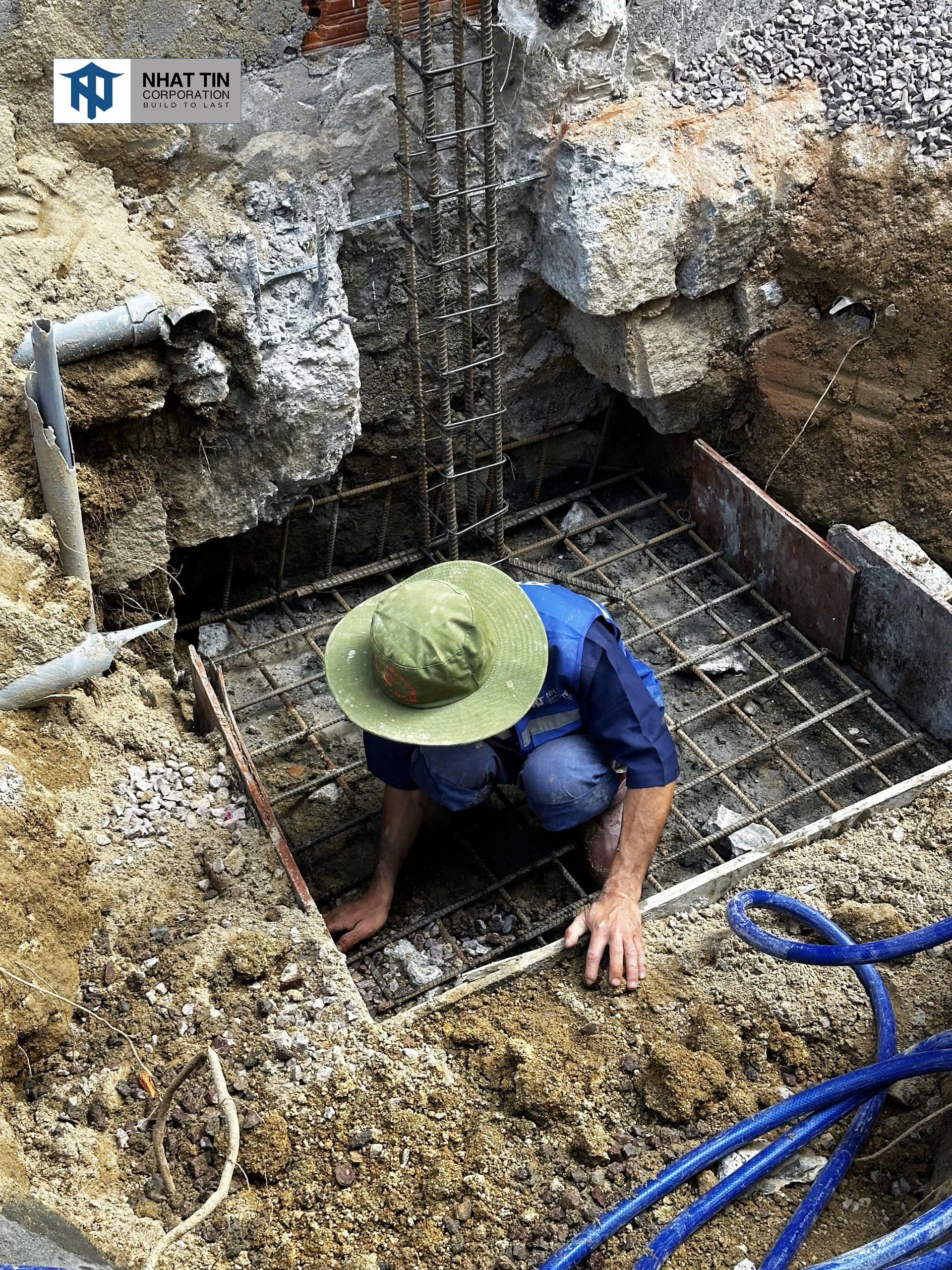 Kiểm tra kích thước, khoảng cách và chất lượng cốt thép móng theo bản vẽ thiết kế.
