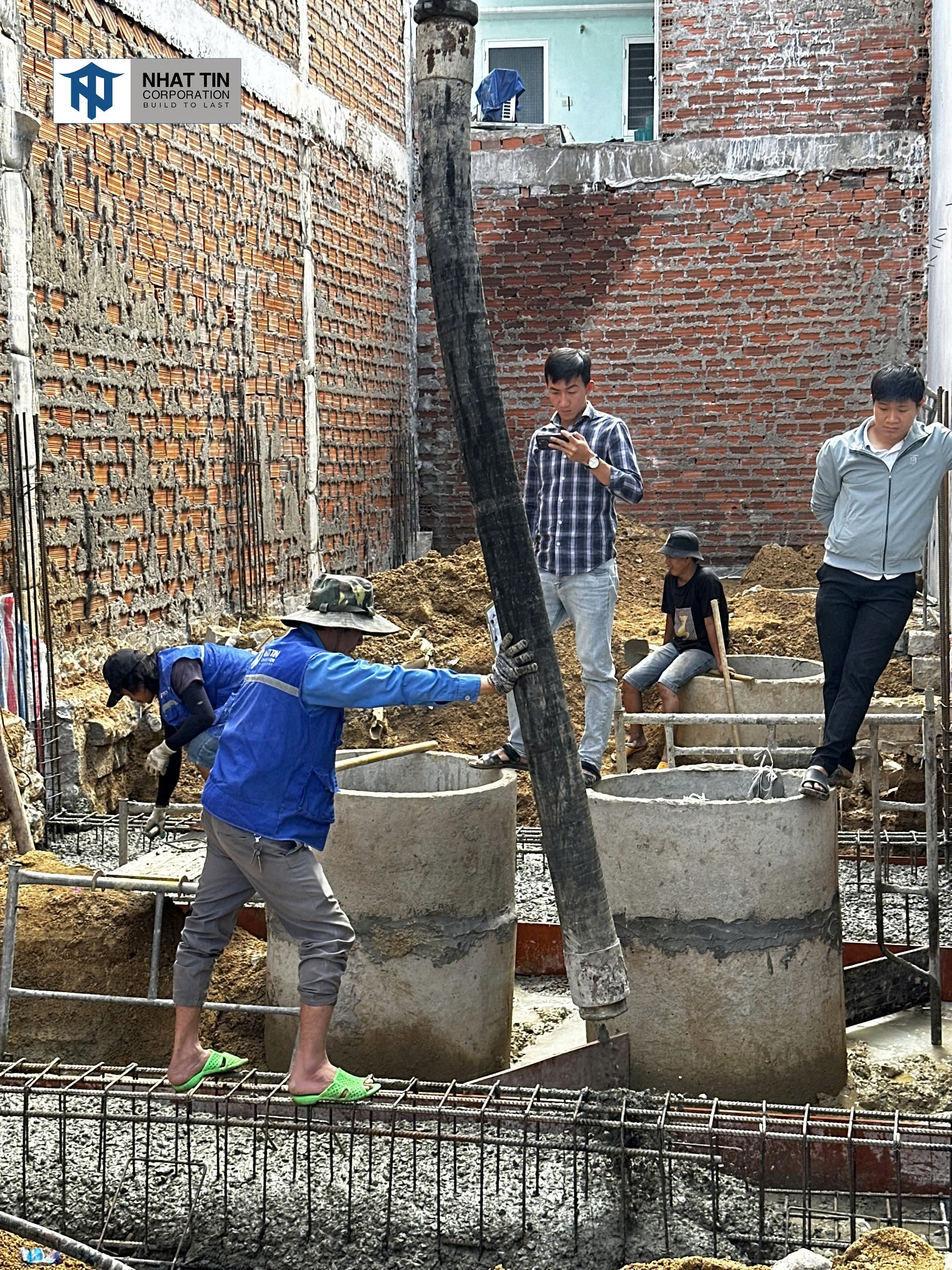 Đổ bê tông móng liên tục, dứt khoát để tránh tình trạng phân tầng.