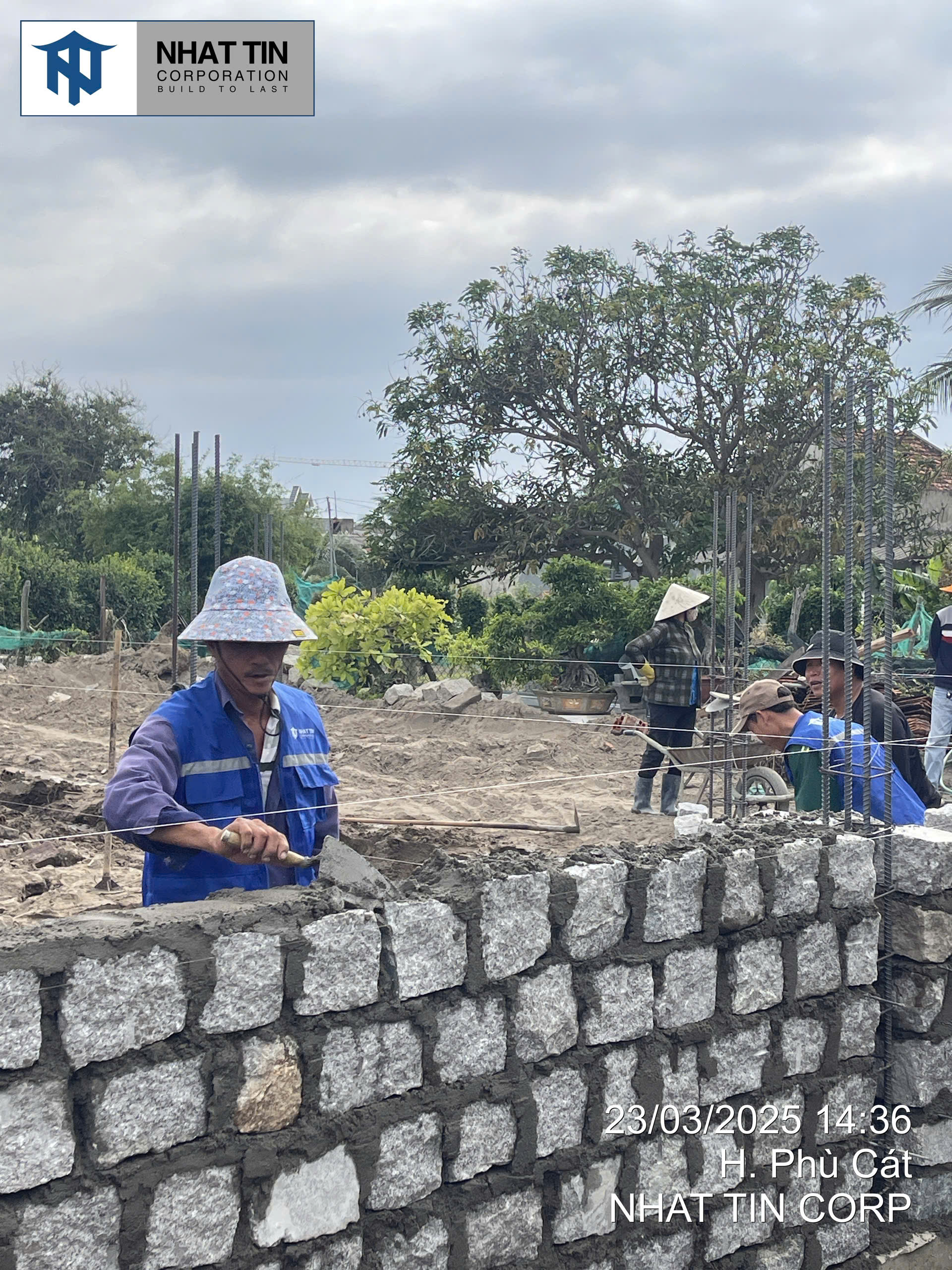 Thợ thi công làm việc cẩn thận để hoàn thành công việc.