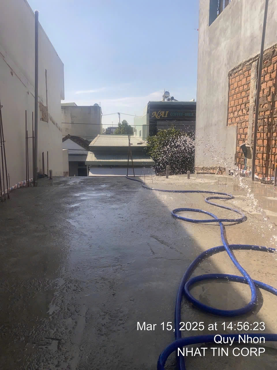 Bê tông được lán đều, không rỗ mặt, tăng độ bền và khả năng chịu lực.