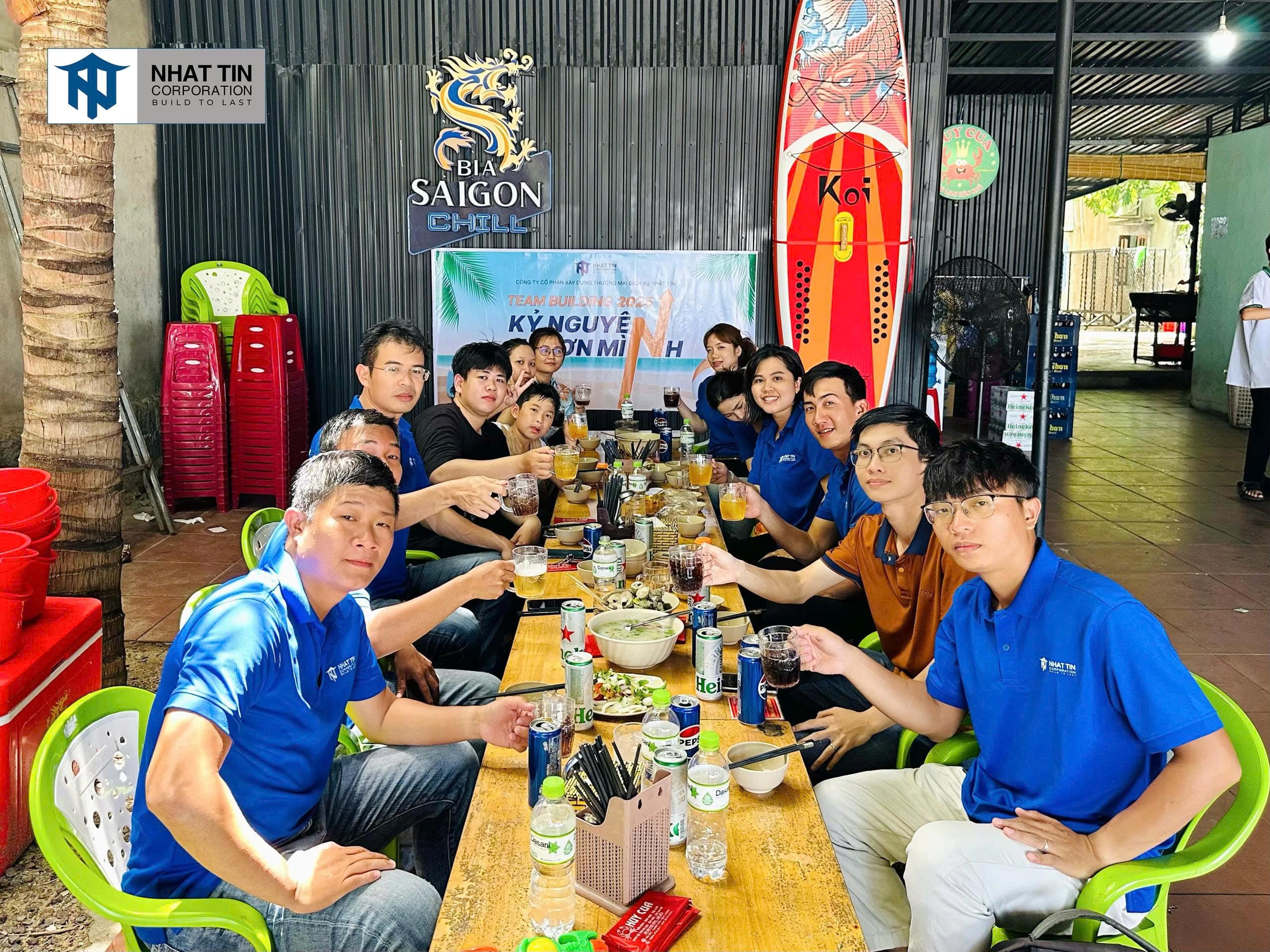 Cả đoàn cùng nhau quây quần bên bữa tiệc tại một nhà hàng ven biển.
