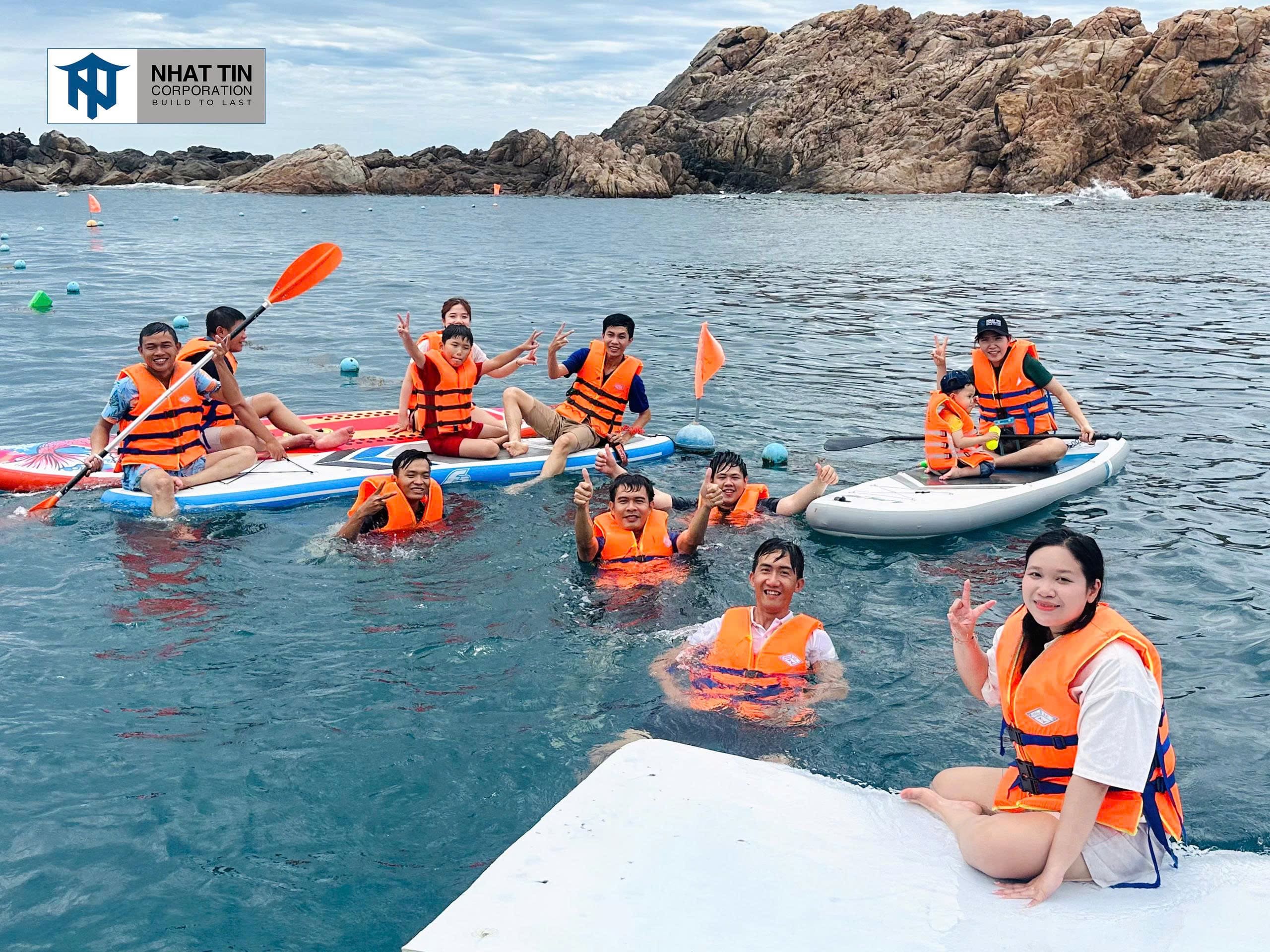 Cả nhóm cùng nhau tạo dáng giữa làn nước trong xanh...
