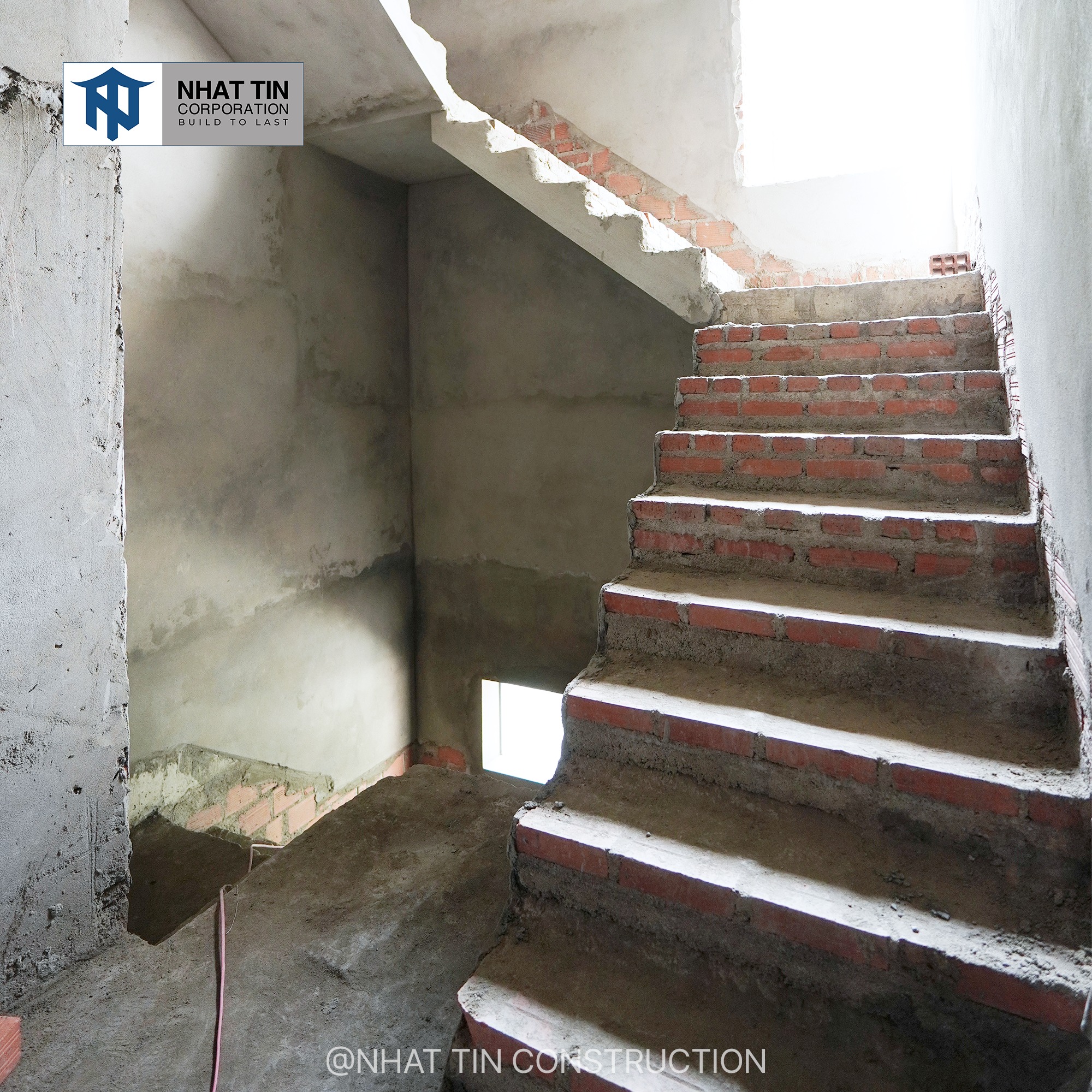 Toàn bộ khu vực được vệ sinh sạch sẽ bề mặt tường, loại bỏ bụi bẩn và tạp chất để chuẩn bị cho công tác ốp lát gạch