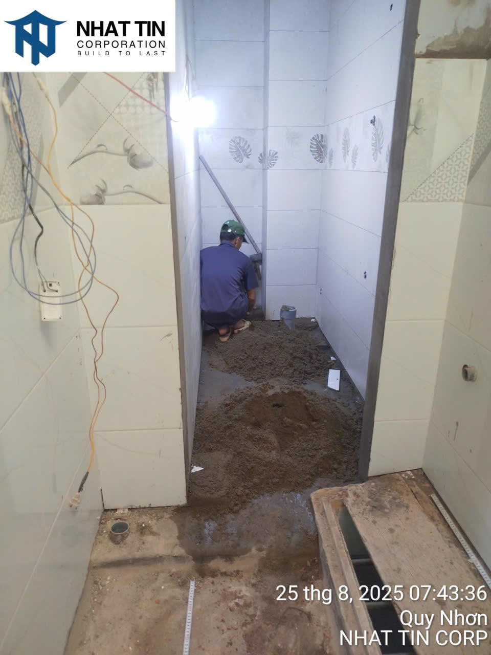 Ốp len chân tường được thực hiện cẩn thậ