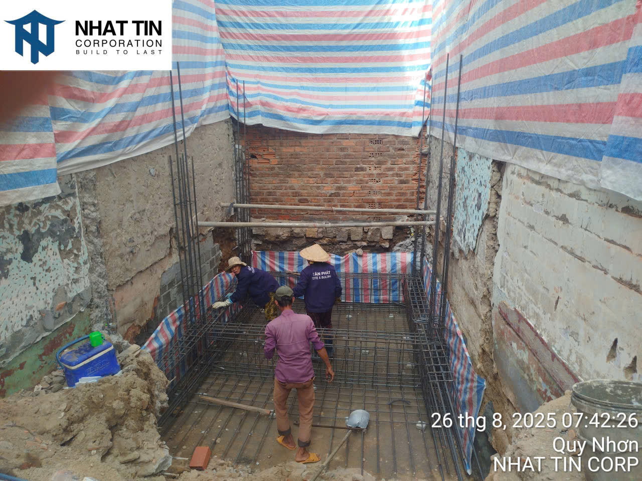Công tác gia công và lắp đặt cốt thép móng được thực hiện tỉ mỉ, cắt, uốn và cố định thép đúng kỹ thuật