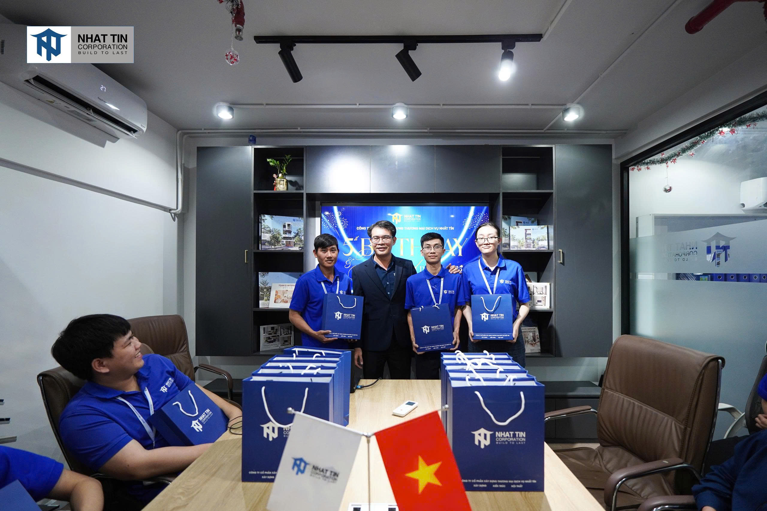 Đây là lời cảm ơn cho chặng đường đã qua, nhằm tiếp thêm động lực để toàn thể Cán bộ Nhân viên tiếp tục sát cánh cùng Nhất Tín trong những năm tiếp theo