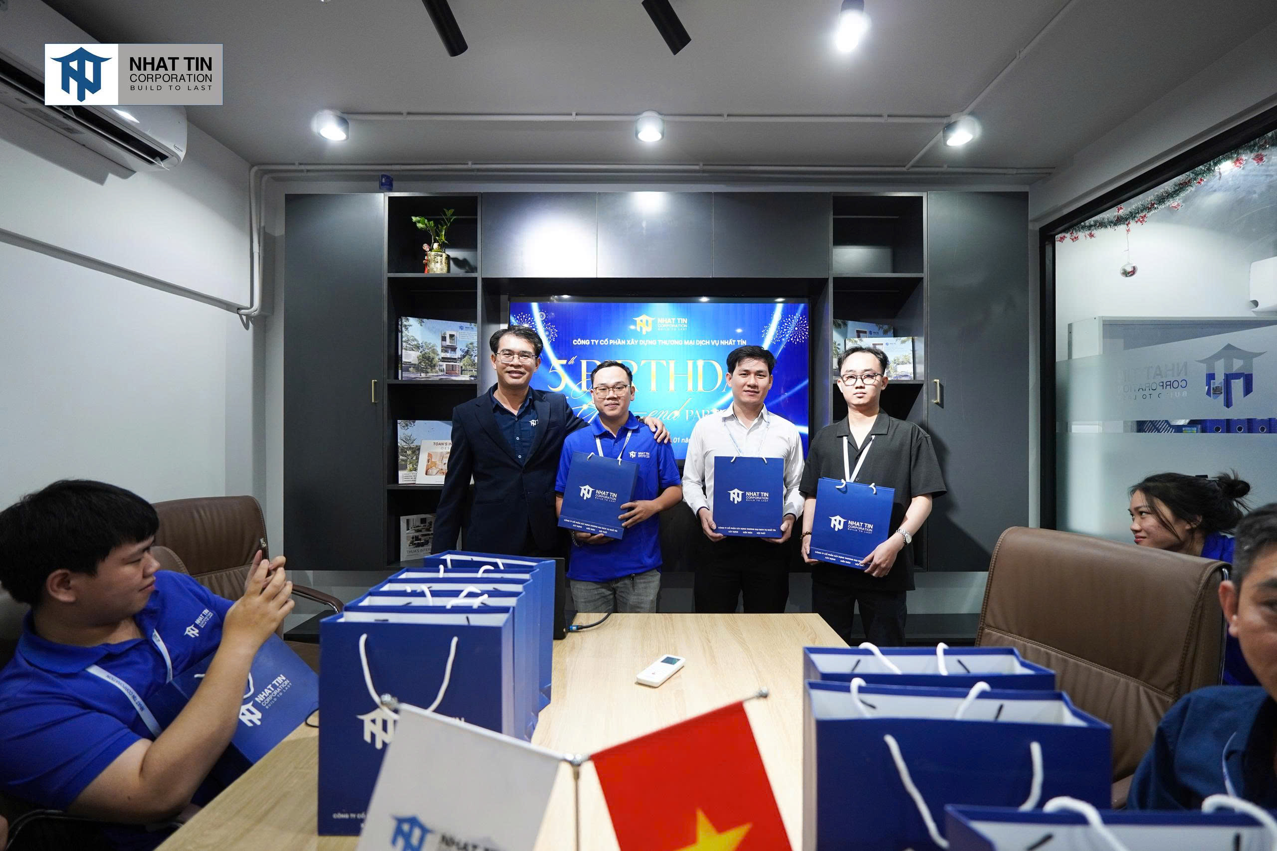 Thông qua những món quà tri ân này, Nhất Tín mong muốn gửi gắm thông điệp về sự đồng hành lâu dài, sự tin tưởng và cam kết gắn bó bền vững cùng Công ty