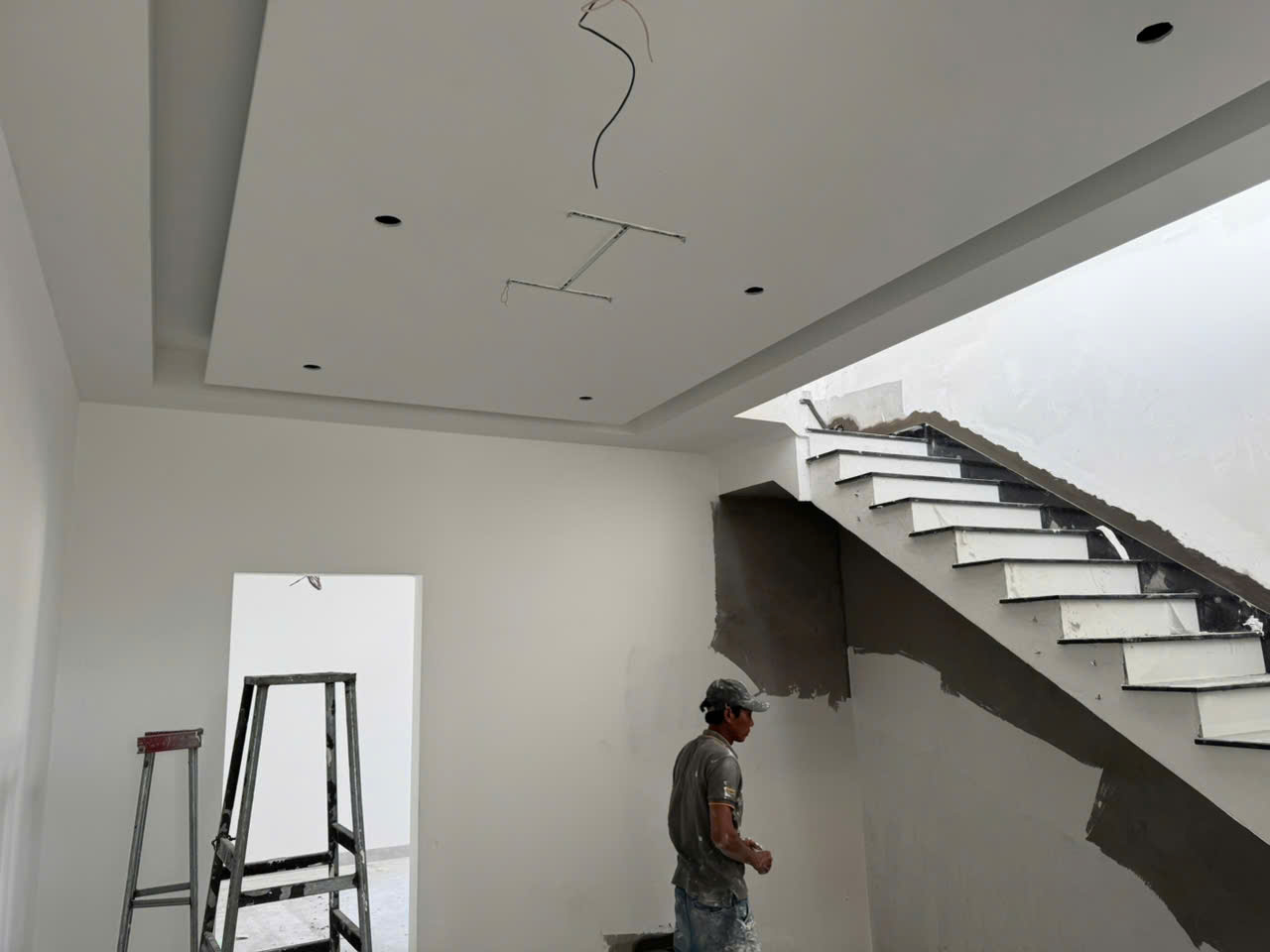 Bên cạnh các hạng mục lắp đặt, công tác sơn hoàn thiện đang được triển khai đồng bộ trên toàn bộ công trình.