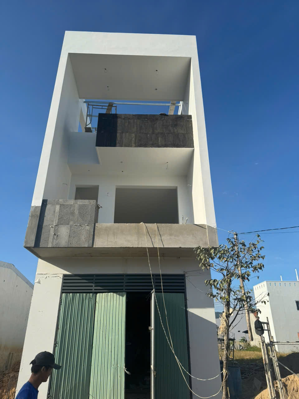 Công trình nhà phố 2 tầng 1 tum QA’s House hiện đang được triển khai theo đúng lộ trình, các hạng mục hoàn thiện dần được đẩy mạnh nhằm sớm hoàn thiện diện mạo tổng thể của ngôi nhà