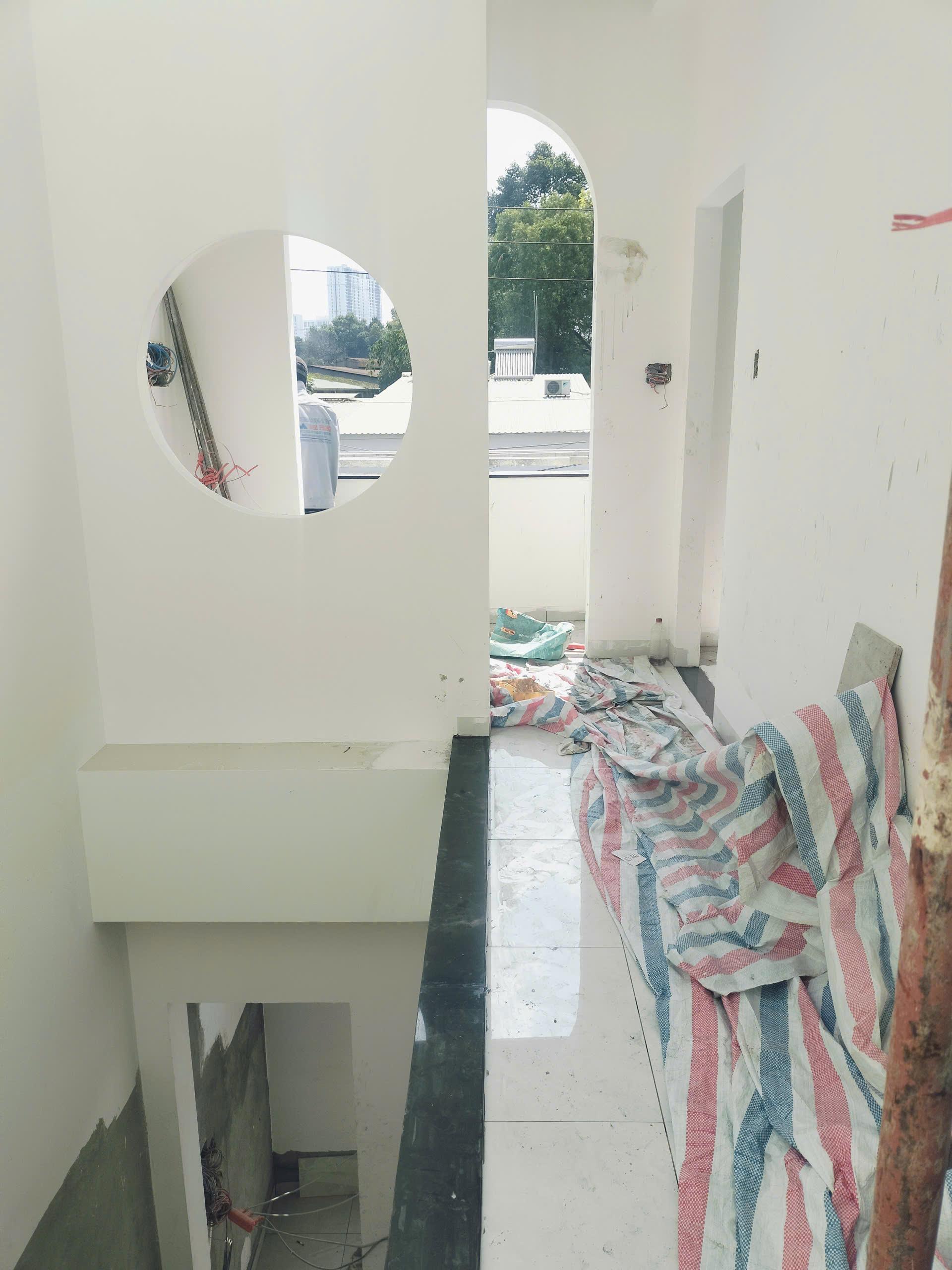 Bên cạnh các hạng mục nội thất, công tác sơn nước khu vực mặt tiền tầng 2 cũng đang được triển khai theo đúng màu sắc và phối cảnh thiết kế đã thống nhất với Chủ đầu tư